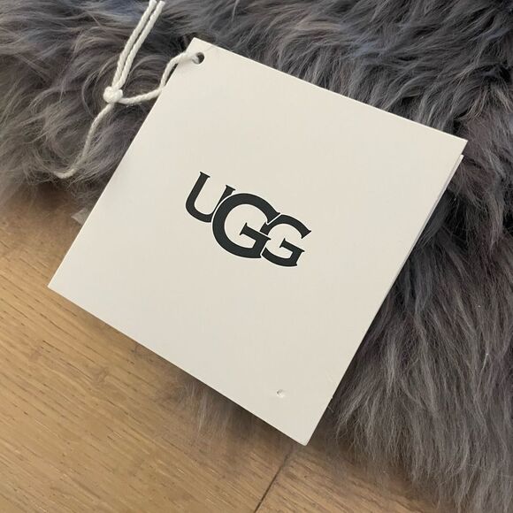UGG Sheepskin Area Rug, 36" L x 24" W x 1" H, Grey NWT - Picture 4 of 10